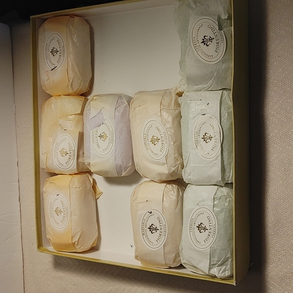 Saponificio Artigianale Fiorentino Handmade Scented Soaps - Picture 3 of 7